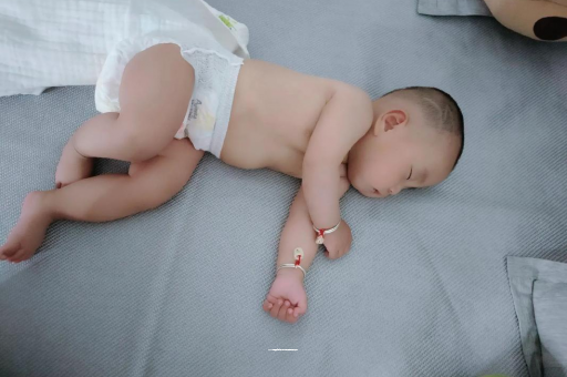 贺州两个月宝宝肚子胀气